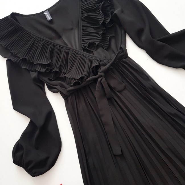 Rochie lunga neagra cu pliuri si volanase