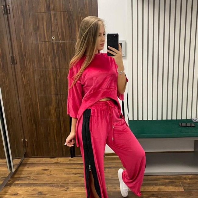 Trening dama din catifea cu pantaloni evazati Trening dama din catifea cu pantaloni evazati