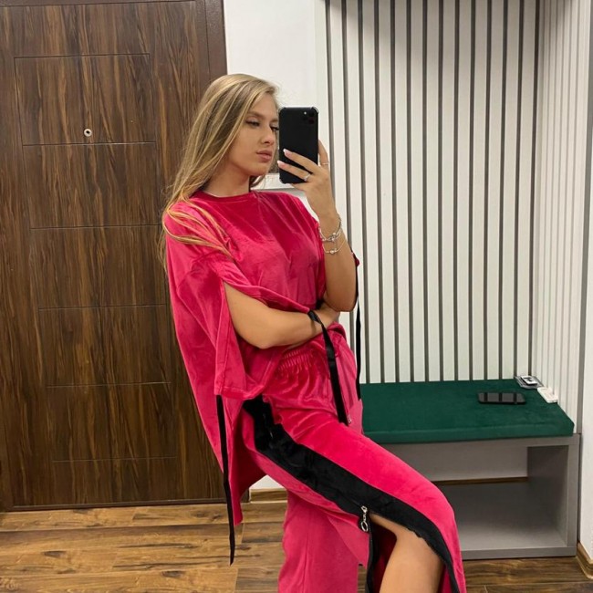 Trening dama din catifea cu pantaloni evazati Trening dama din catifea cu pantaloni evazati
